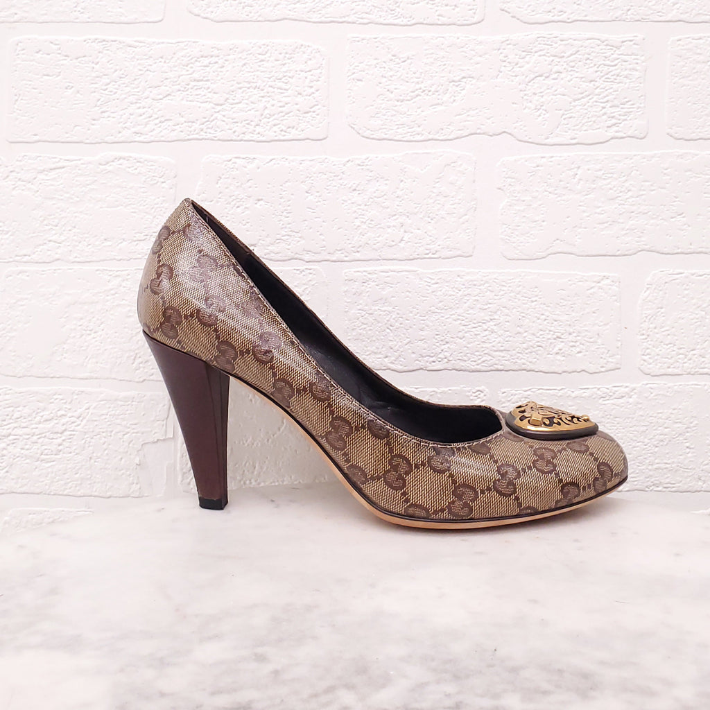 GUCCI LOGO HEELS WITH GOLD HEART EMBLEM - SIZE 39.5