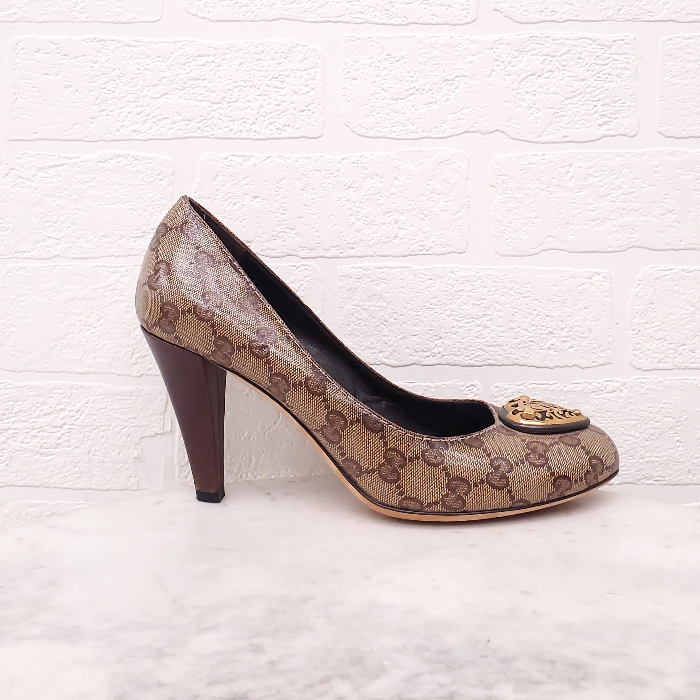 GUCCI LOGO HEELS WITH GOLD HEART EMBLEM - SIZE 39.5