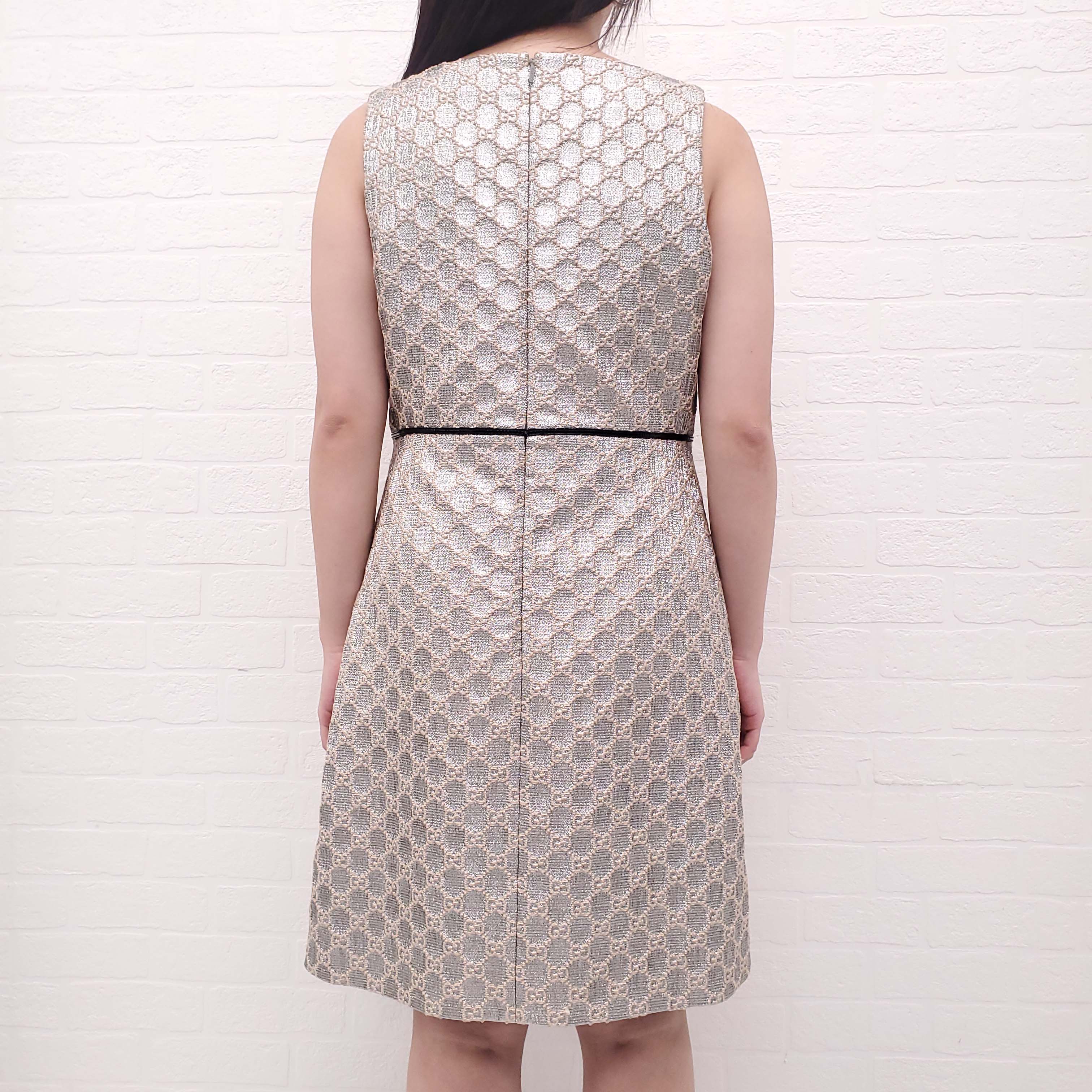 GUCCI SILVER LOGO DRESS WITH LEATHER BUCKLE DETAIL - SIZE 44