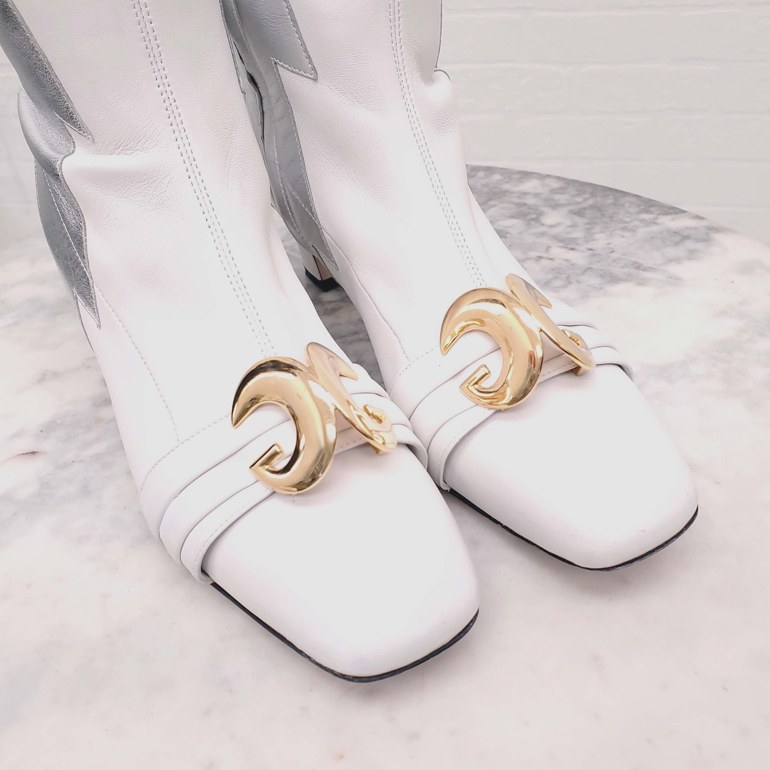 GUCCI WHITE BOOTS WITH SILVER STRIKE - SIZE 36