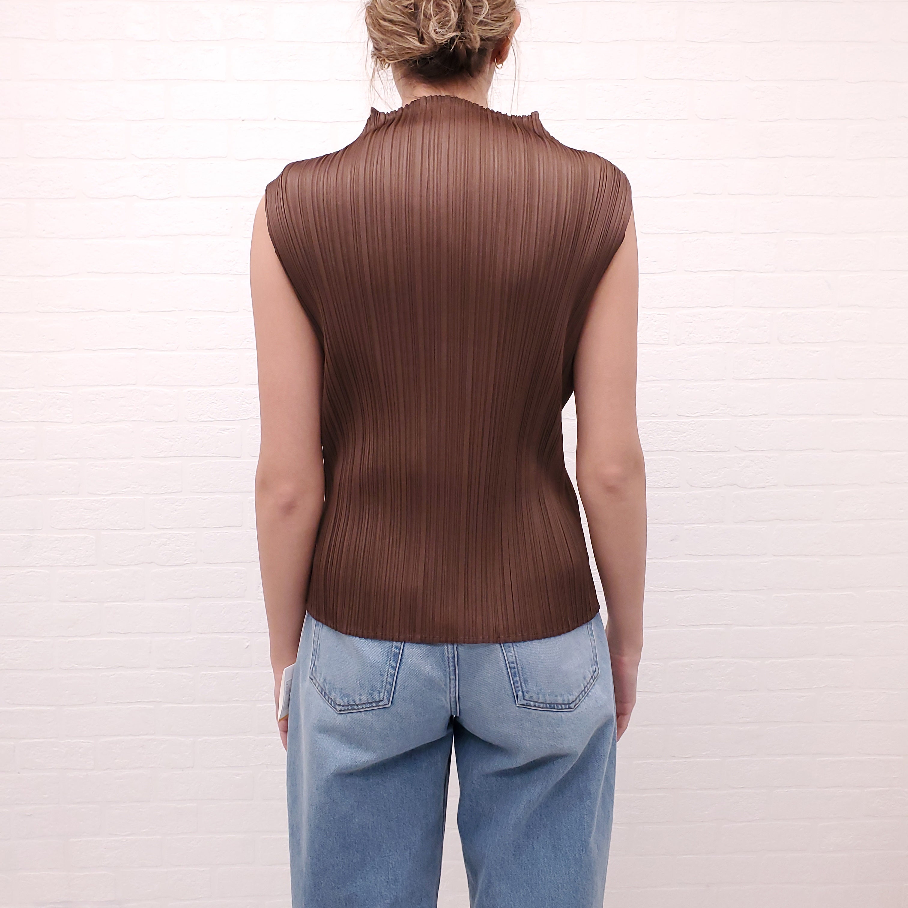 ISSEY MIYAKE BROWN PLEATED SLEEVELESS TOP - SIZE 5 (XL)