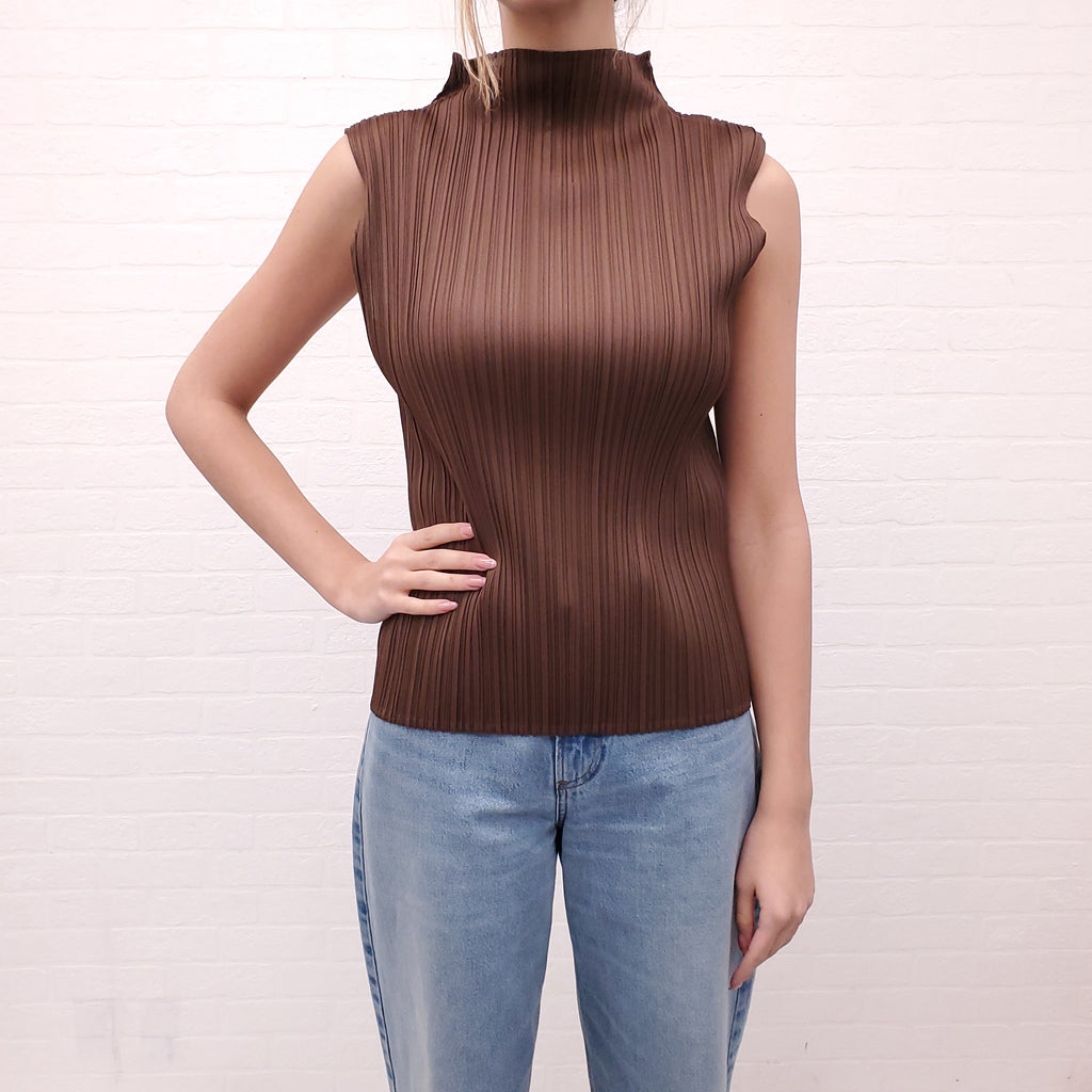 ISSEY MIYAKE BROWN PLEATED SLEEVELESS TOP - SIZE 5 (XL)