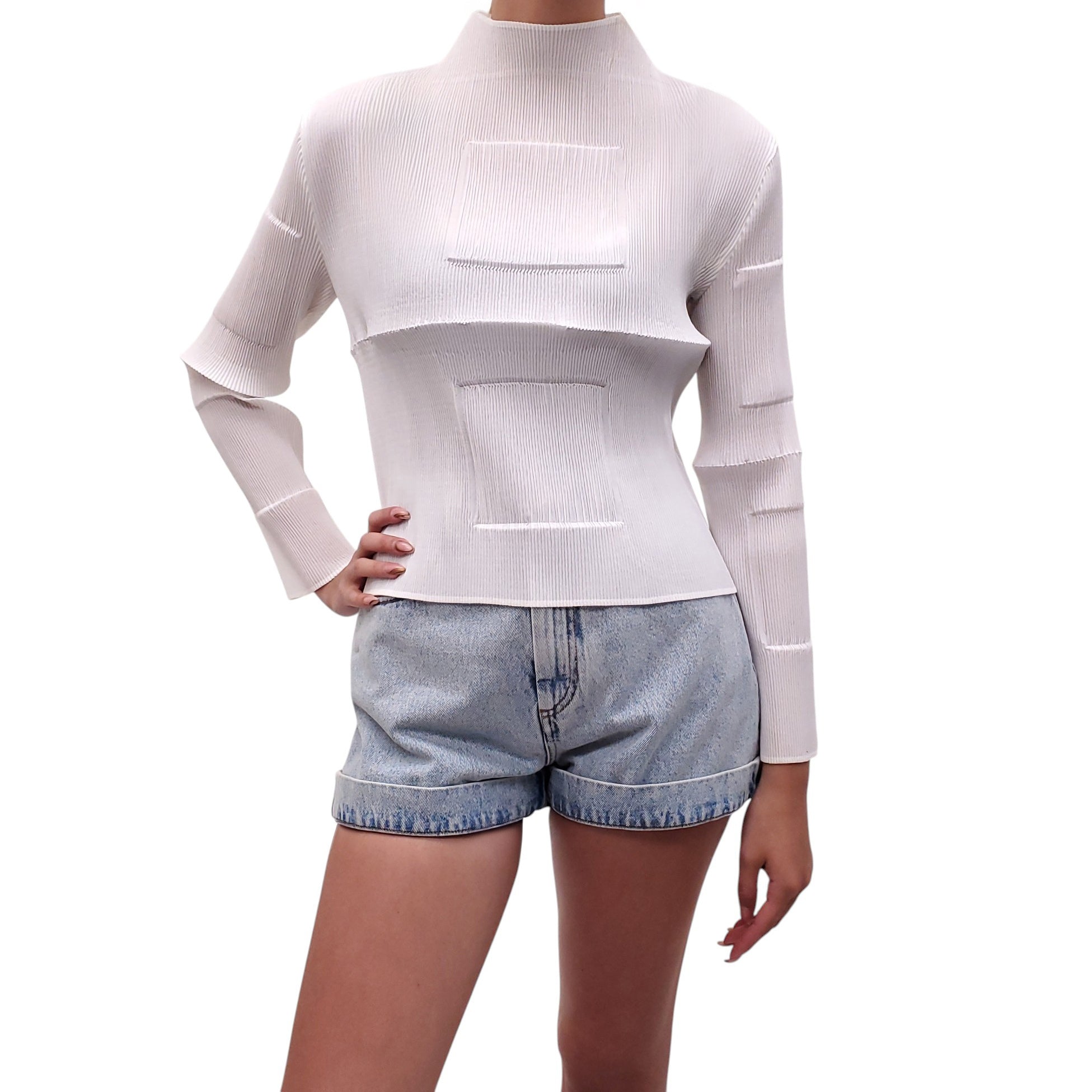 ISSEY MIYAKE WHITE PLEATED TOP WITH EMBOSSED SQUARE DETAIL - SIZE S