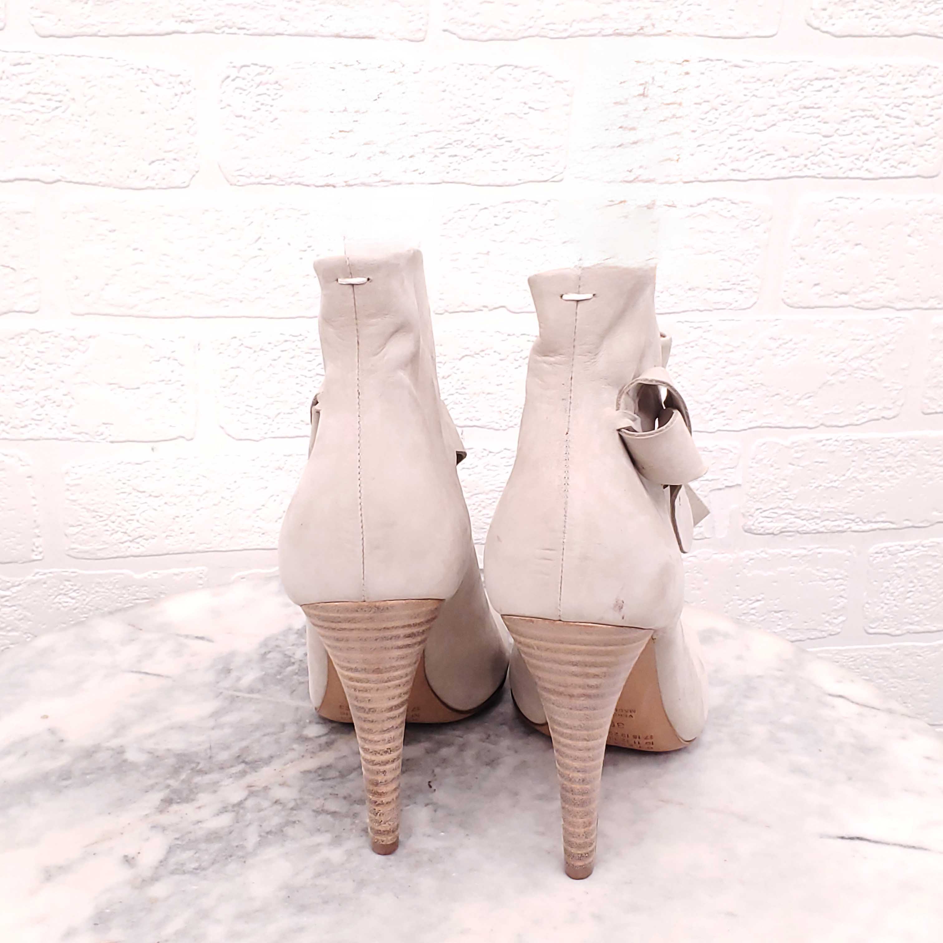 MAISON MARGIELA LIGHT GREY SUEDE BOOTIES WITH BUCKLE DETAIL - SIZE 39.5