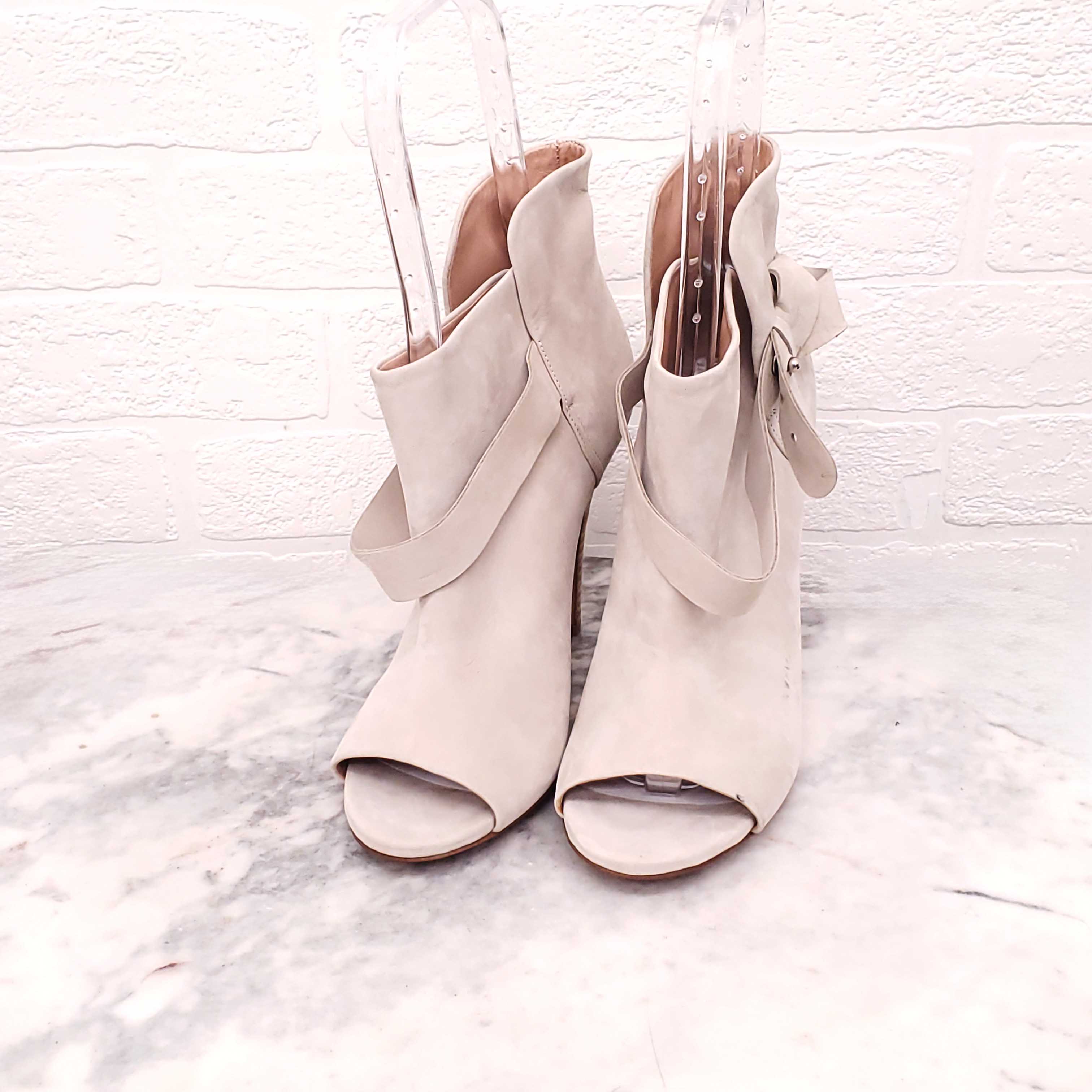 MAISON MARGIELA LIGHT GREY SUEDE BOOTIES WITH BUCKLE DETAIL - SIZE 39.5