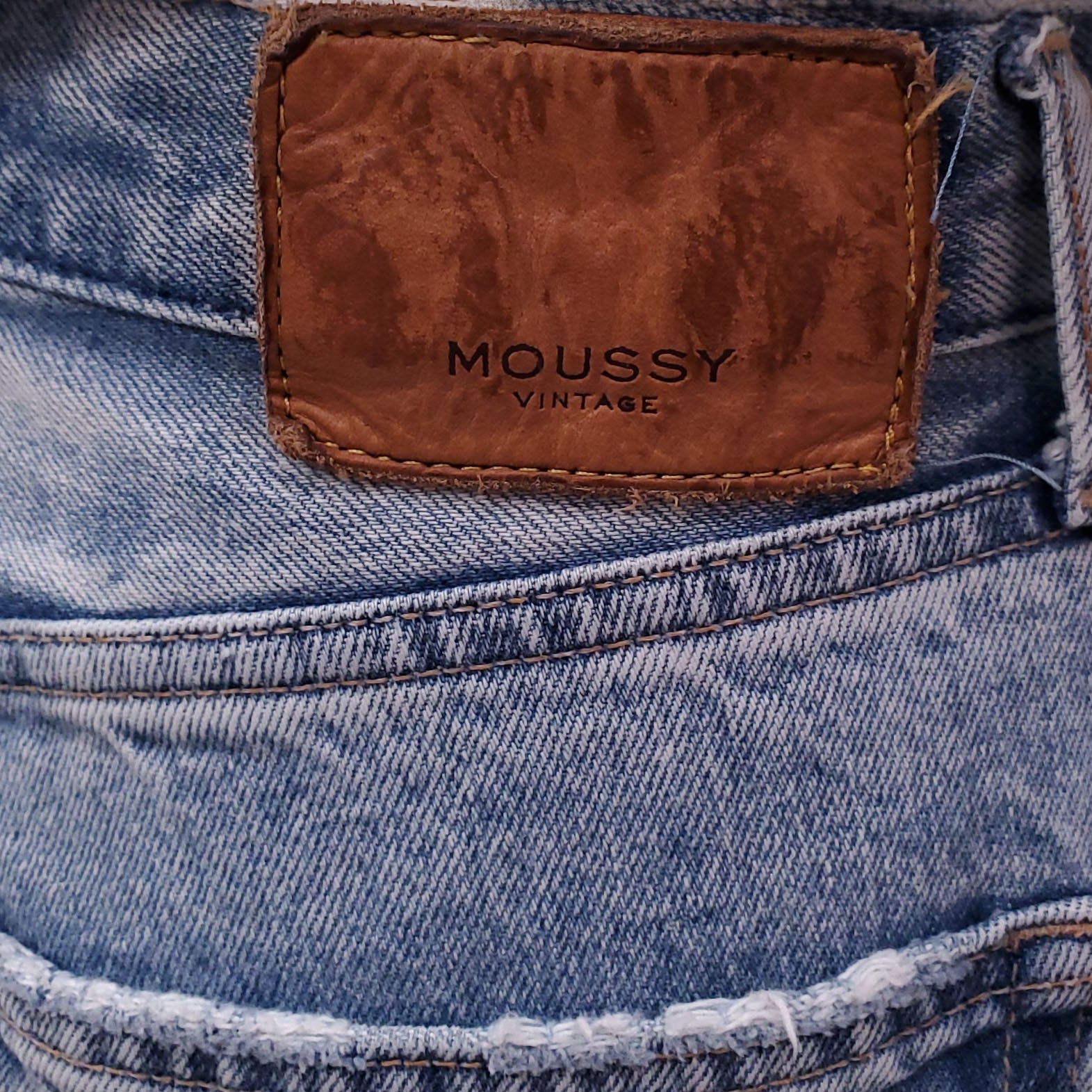 MOUSSY VINTAGE LIGHT WASH JEANS WITH FRAYED HEM - SIZE 28