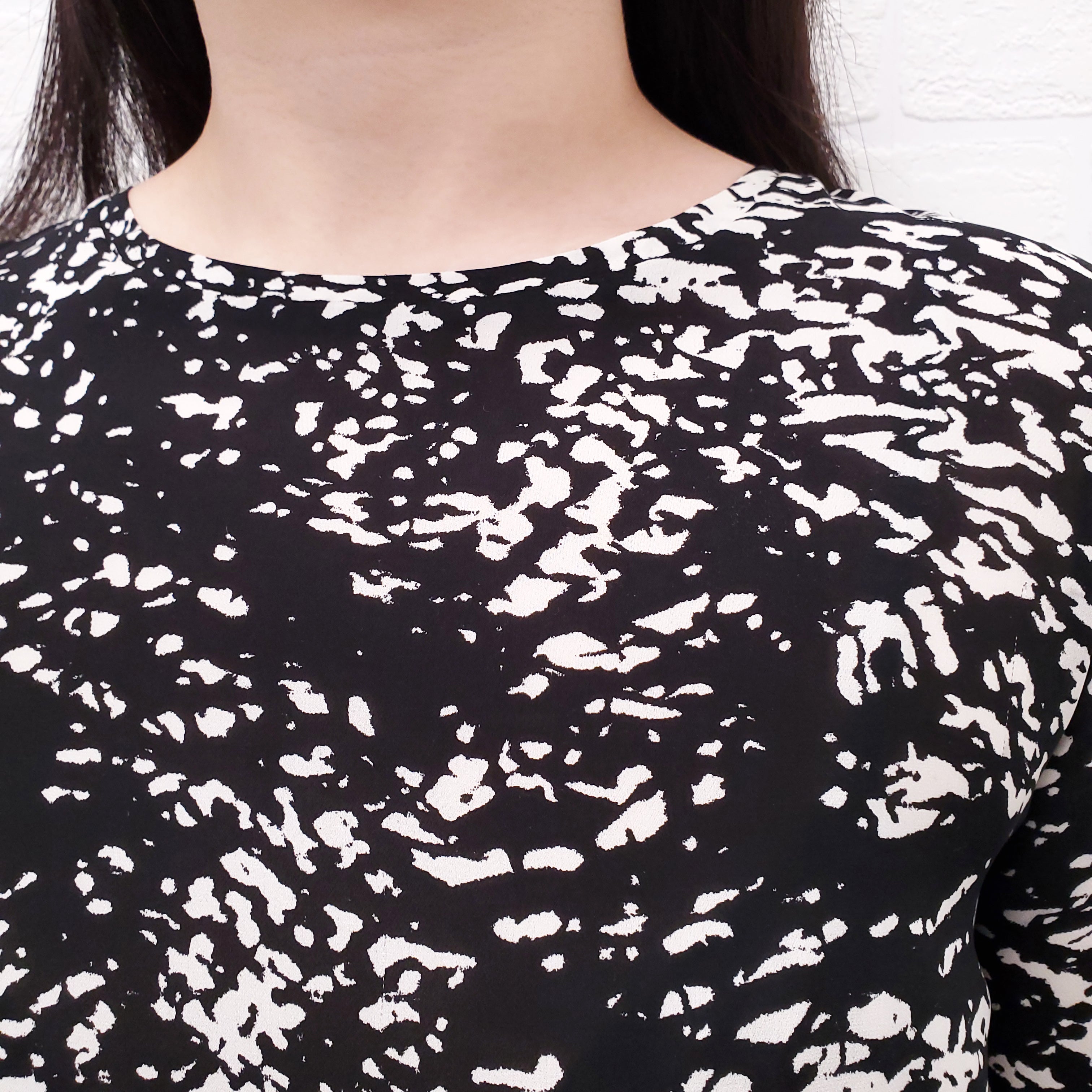 NILI LOTAN BLACK AND WHITE PRINTED LONG SLEEVE DRESS - SIZE XS