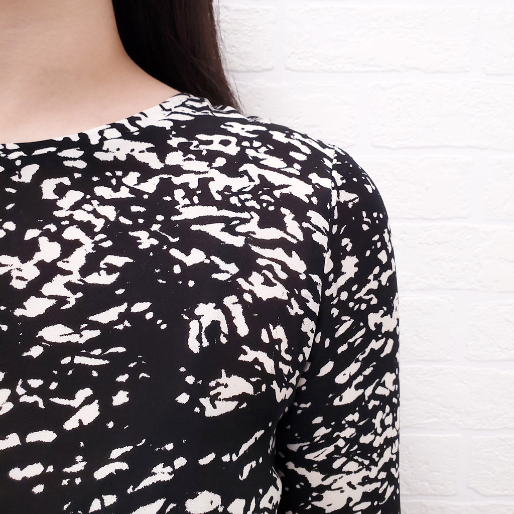 NILI LOTAN BLACK AND WHITE PRINTED LONG SLEEVE DRESS - SIZE XS