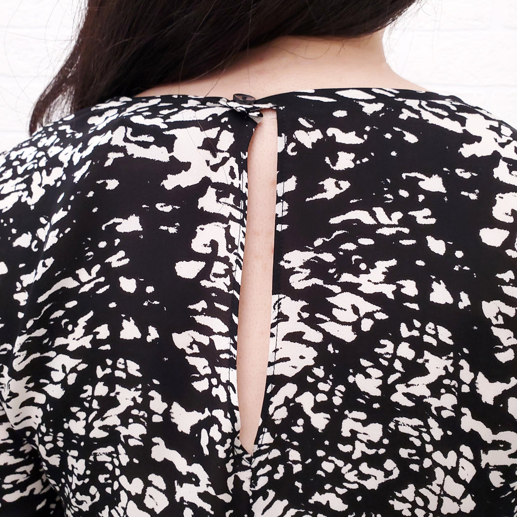 NILI LOTAN BLACK AND WHITE PRINTED LONG SLEEVE DRESS - SIZE XS