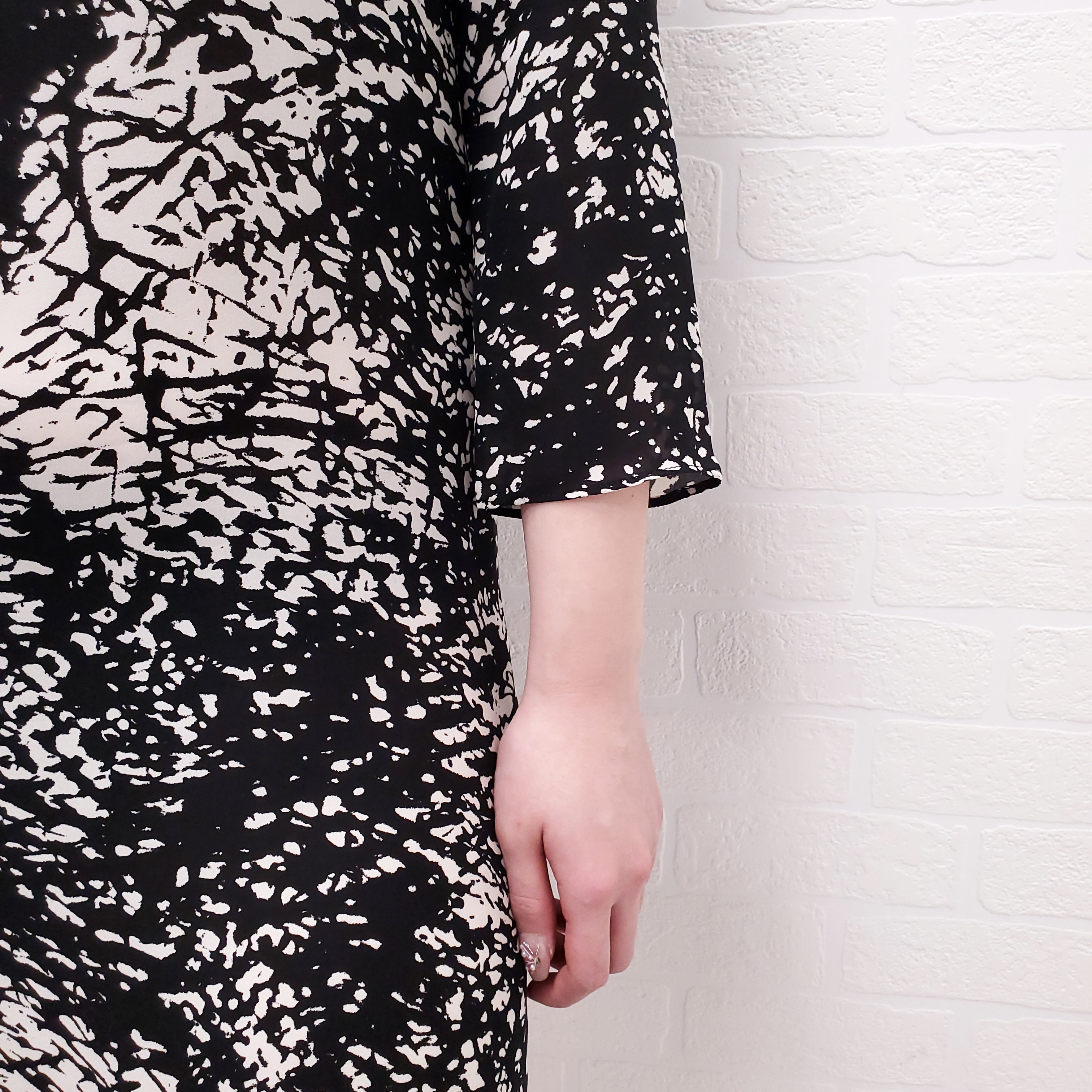 NILI LOTAN BLACK AND WHITE PRINTED LONG SLEEVE DRESS - SIZE XS