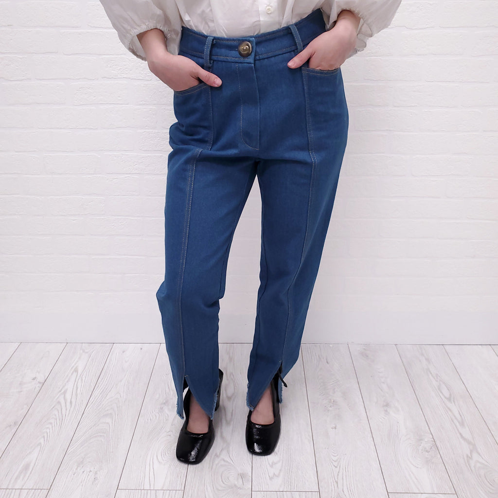 REJINA PYO LIGHT WASH 'ELISE' JEANS - SIZE 36