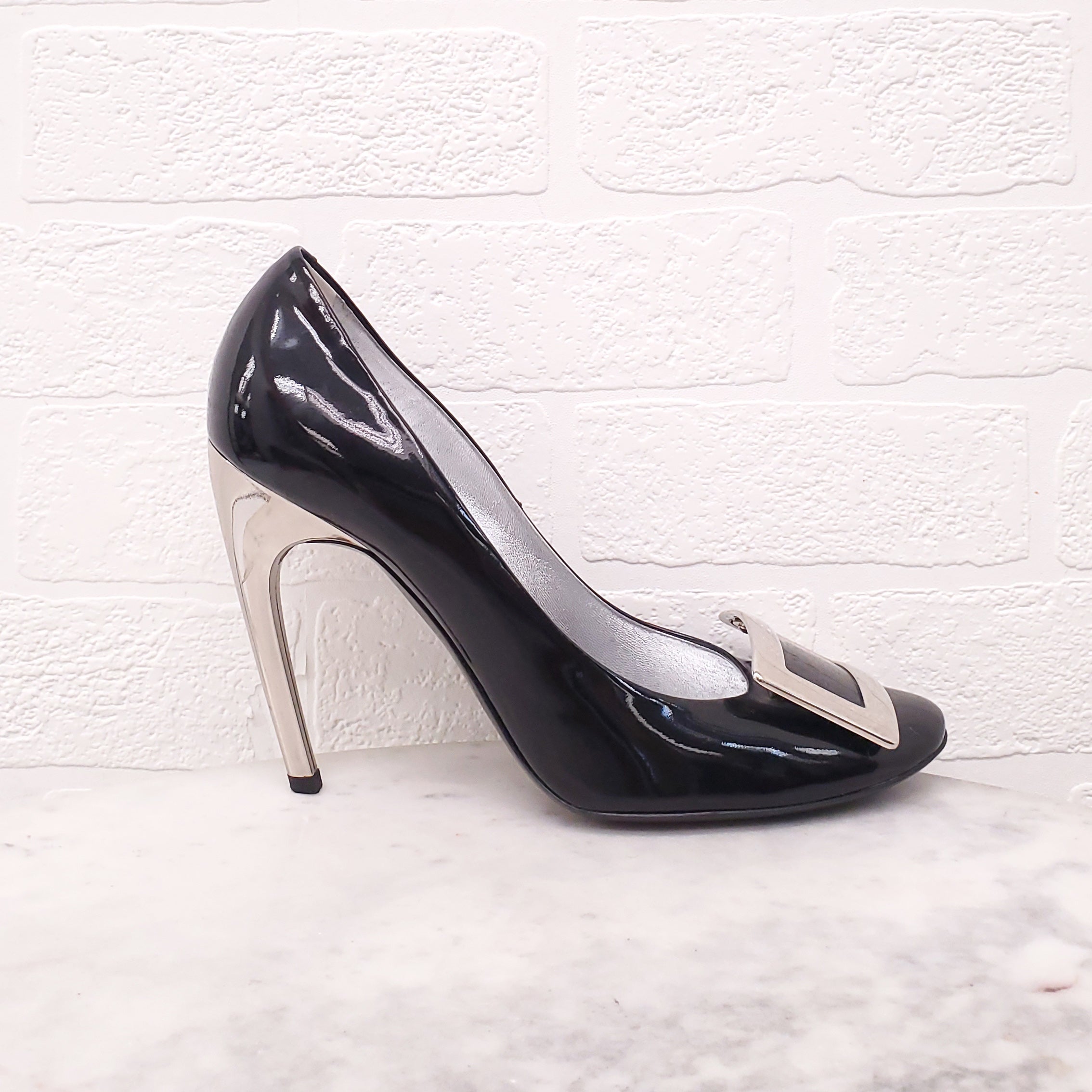 ROGER VIVIER BLACK PATENT LEATHER HEELS WITH SILVER BUCKLE - SIZE 39.5