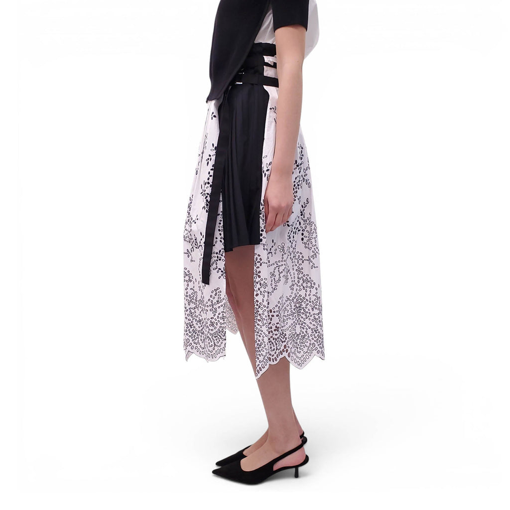 SACAI WHITE AND BLACK EYELET PLEATED SHORT SLEEVE DRESS - SIZE 2/M
