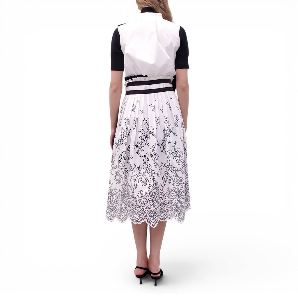 SACAI WHITE AND BLACK EYELET PLEATED SHORT SLEEVE DRESS - SIZE 2/M