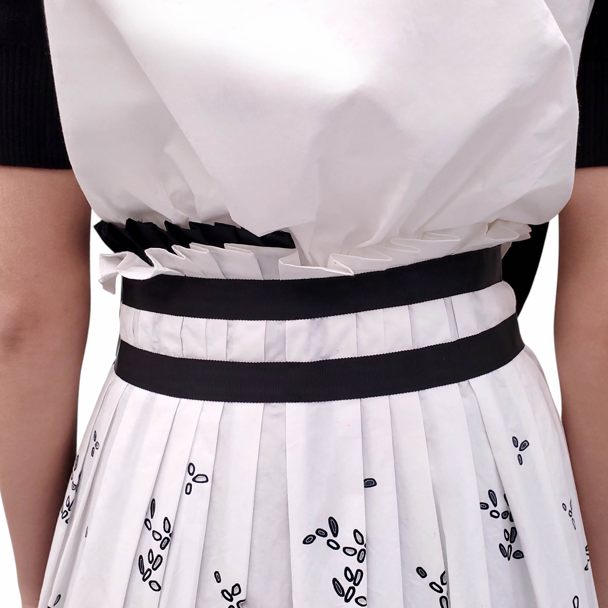 SACAI WHITE AND BLACK EYELET PLEATED SHORT SLEEVE DRESS - SIZE 2/M