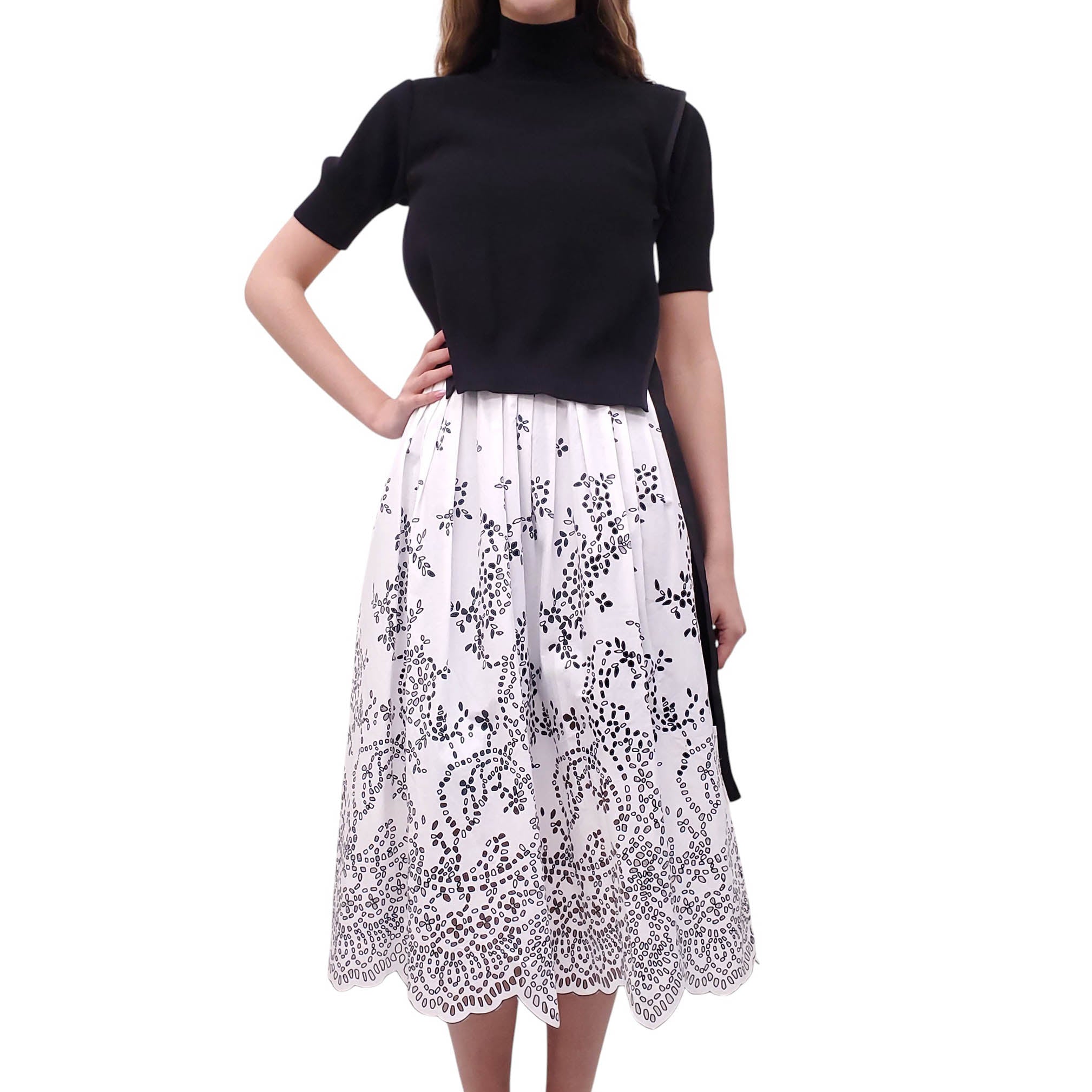 SACAI WHITE AND BLACK EYELET PLEATED SHORT SLEEVE DRESS - SIZE 2/M