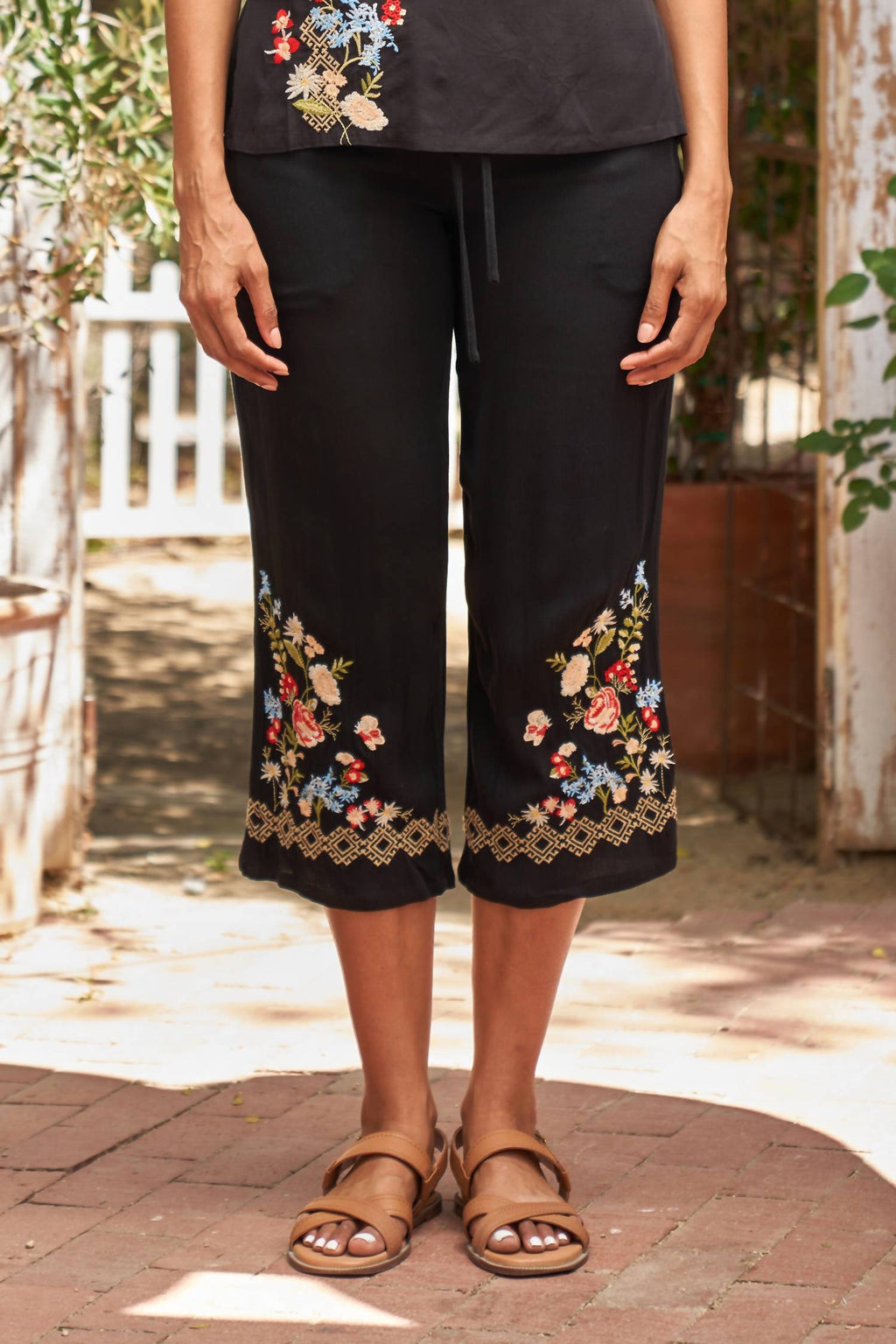 Viscose Embroidered Crop Pant In Black