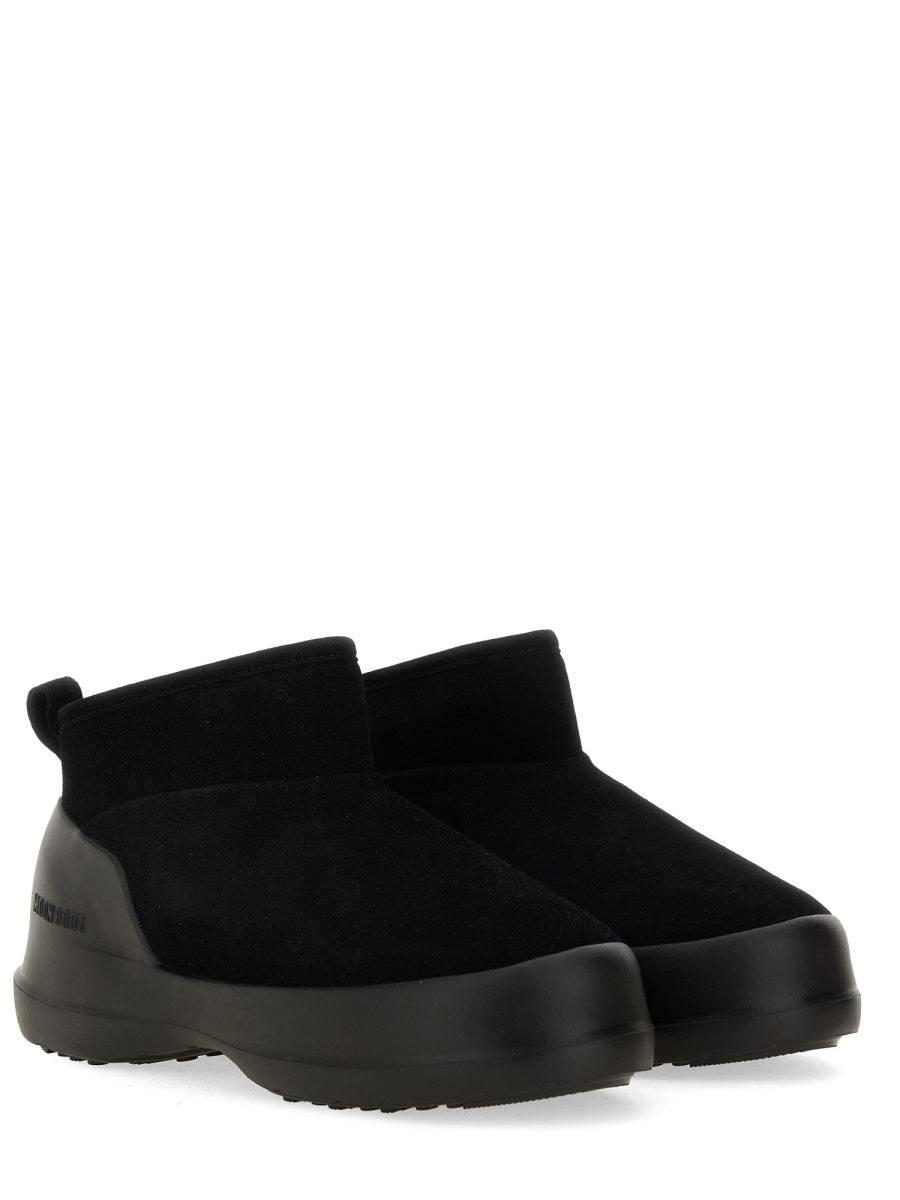 Low Ankle Black Boot With Streamlined Silhouette