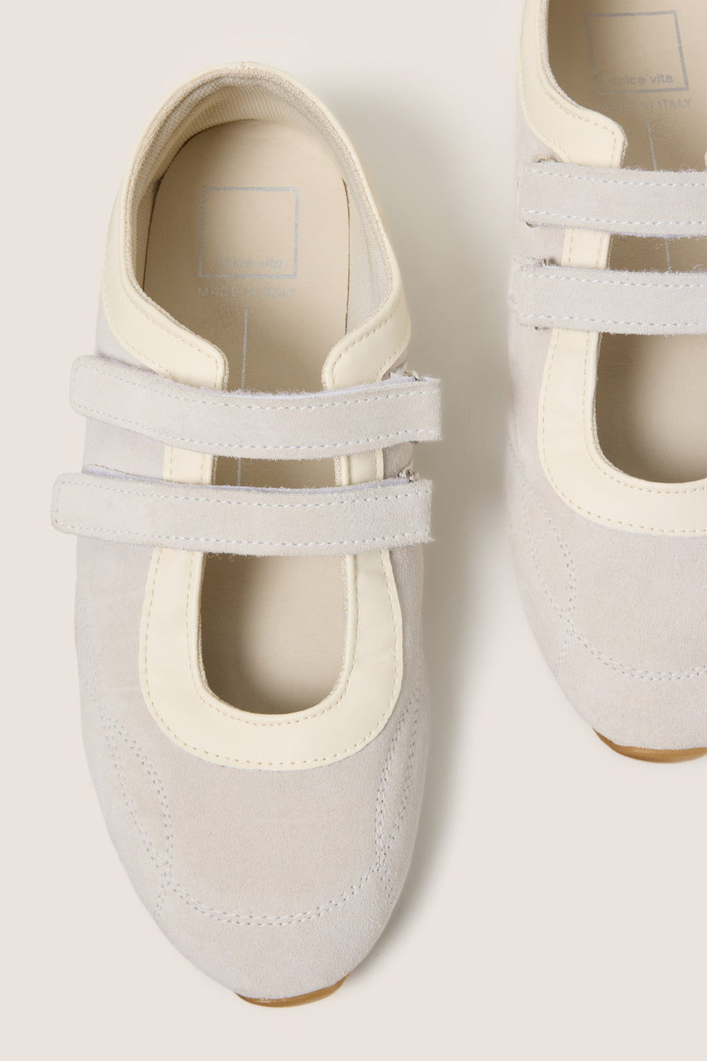 Women's Swan Sneakersina