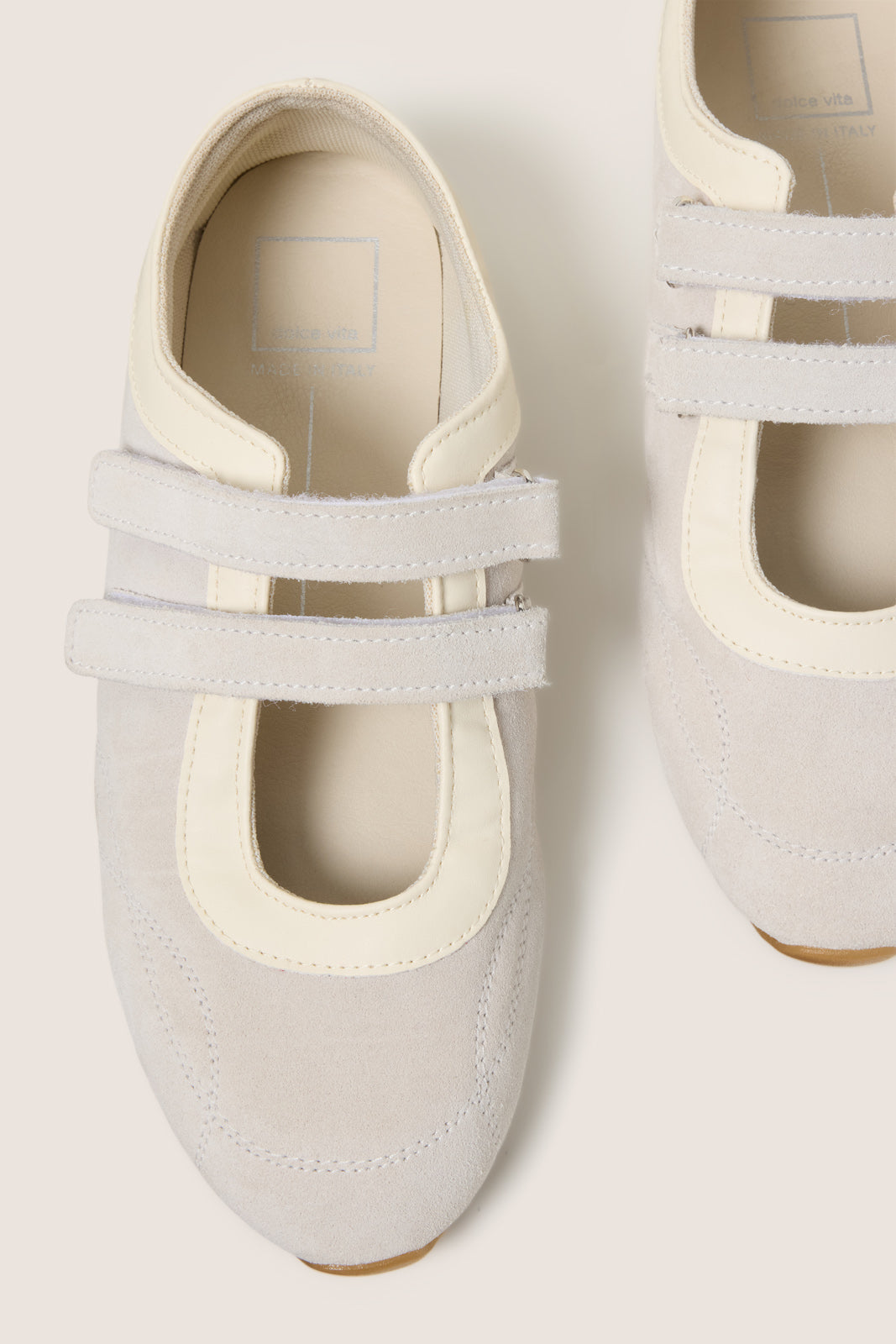 Women's Swan Sneakersina