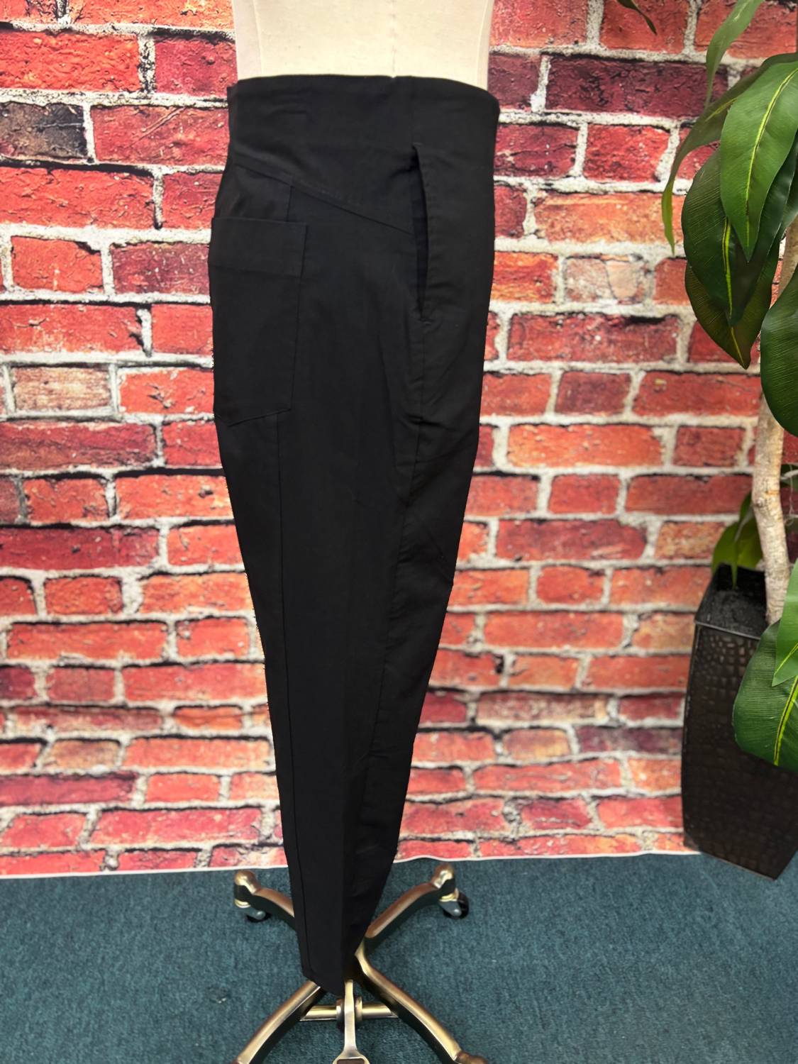 Women's Streamline Chic Pull-On Capri In Black