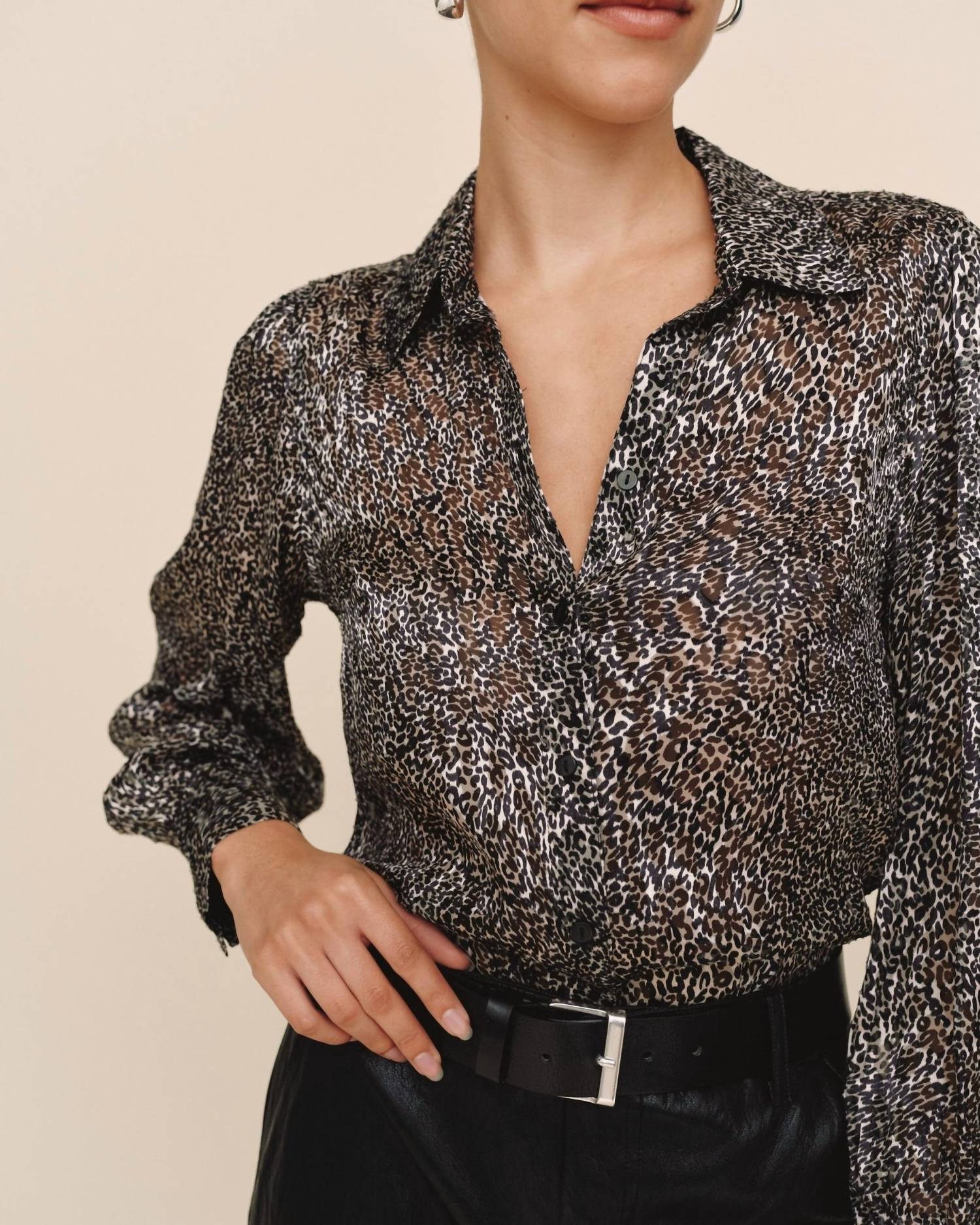3/4 Bishop Sleeve Button Up In Silver Leopard