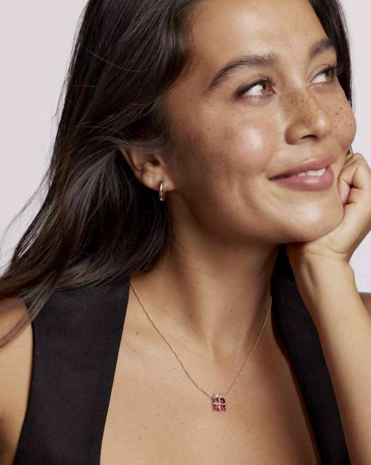 Women's Present Short Pendant Necklace In Red