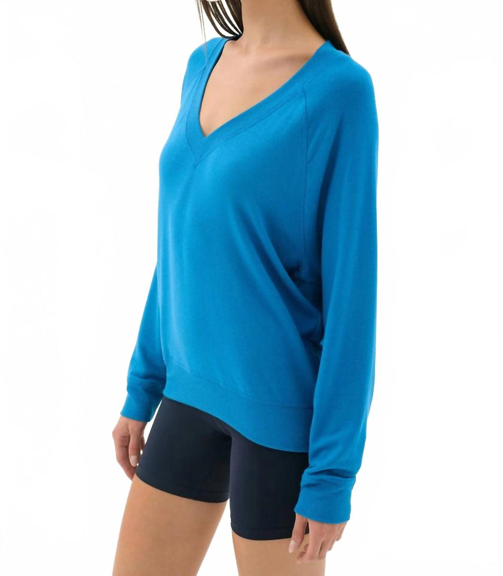 Bennie V-Neck Sweatshirt In Stone Blue