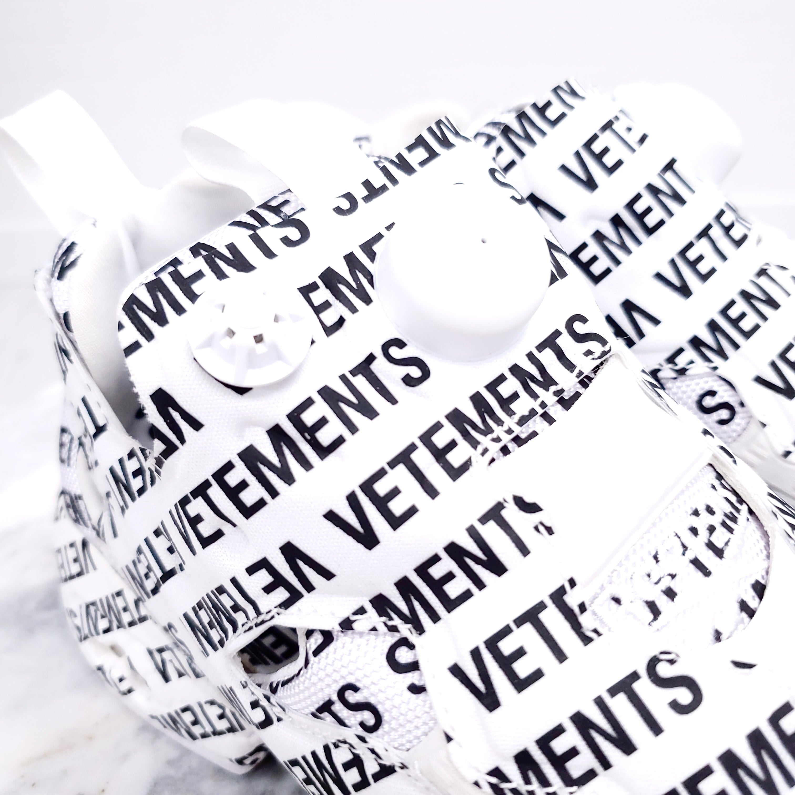 VETEMENTS X REEBOK LOGO SNEAKERS - SIZE 37.5